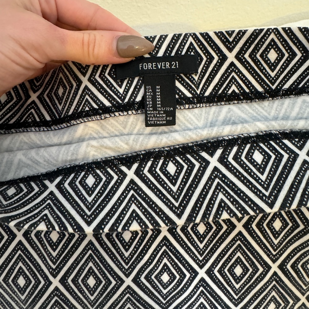 FOREVER 21 Miniskirt Boho Pattern, Bodycon. Black & White - Picture 5 of 5